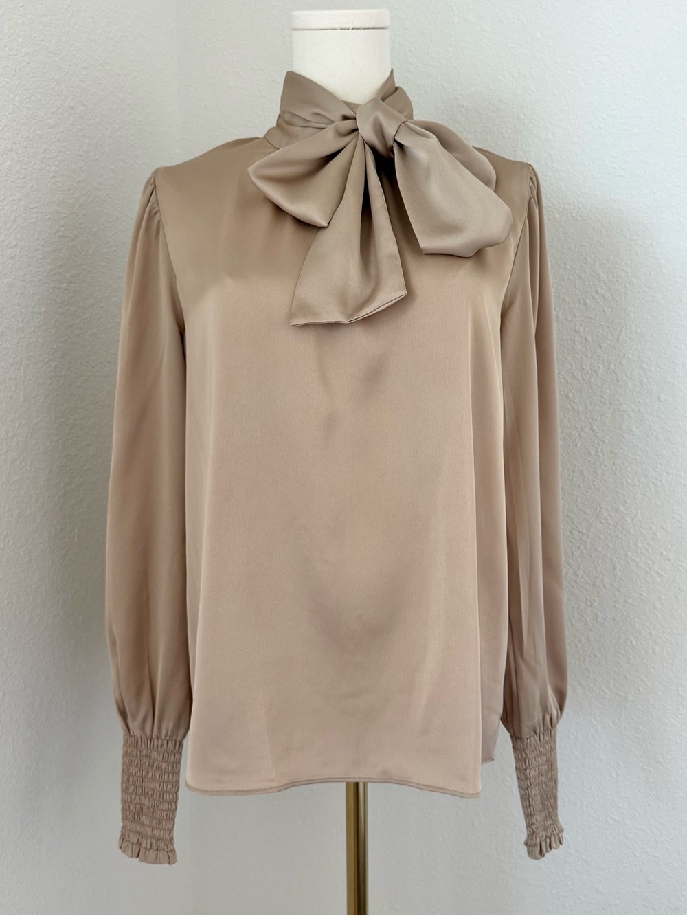 NWOT Ann Taylor Tan Beige Gold Bow Tie Neck LS Smocked Cuff Blouse Top Sz Sm